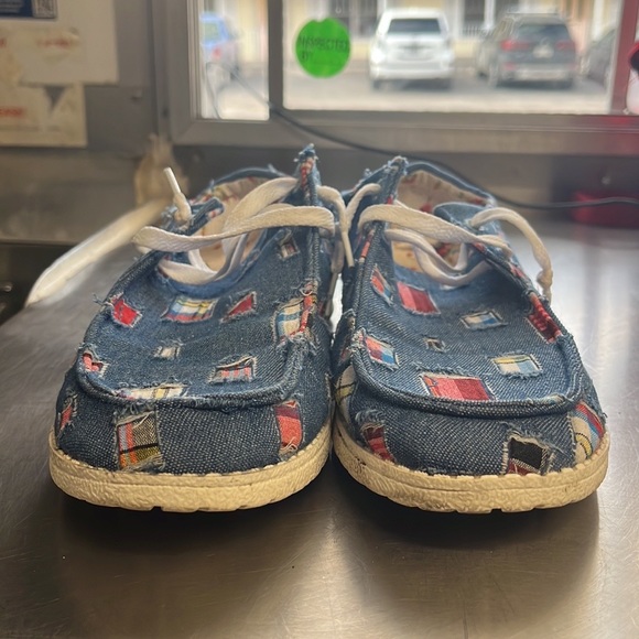 Hylianz Shoes gentle used size 8. Super cute patches for stay and design. #346 - Picture 4 of 8